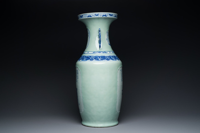 Een zeldzame Chinese blauw-witte Wu Shuang Pu vaas met celadon fondkleur, 19e eeuw