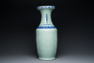 Rare vase en porcelaine de Chine &agrave; d&eacute;cor 'Wu Shuang Pu' en bleu et blanc sur fond c&eacute;ladon, 19&egrave;me