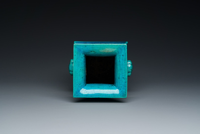 Vase de forme carr&eacute;e en porcelaine de Chine en turquoise monochrome, Kangxi