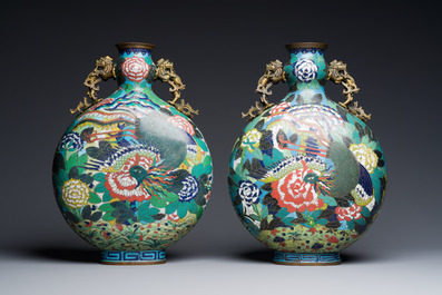 Een paar Chinese cloisonn&eacute; 'bianhu' vazen, Jiaqing