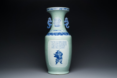 Een zeldzame Chinese blauw-witte Wu Shuang Pu vaas met celadon fondkleur, 19e eeuw