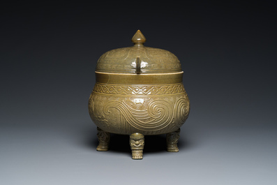 A rare Chinese monochrome teadust-glazed food vessel and cover, 'dui 敦', Hua Ting Shi Zhi 華亭氏製 mark, late 19th C.