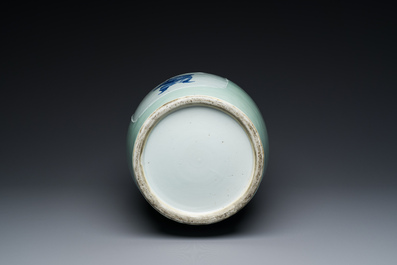 Een zeldzame Chinese blauw-witte Wu Shuang Pu vaas met celadon fondkleur, 19e eeuw