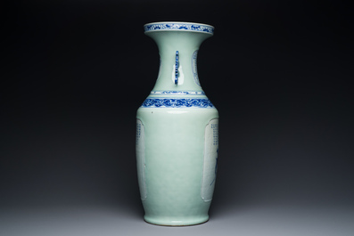 Rare vase en porcelaine de Chine &agrave; d&eacute;cor 'Wu Shuang Pu' en bleu et blanc sur fond c&eacute;ladon, 19&egrave;me