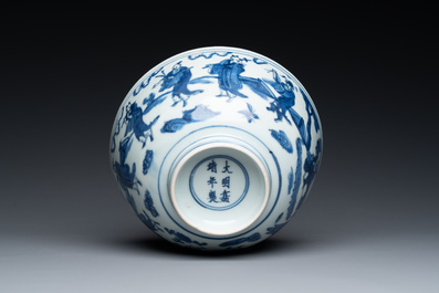 Bol en porcelaine de Chine en bleu et blanc &agrave; d&eacute;cor des 'huit immortels', marque et &eacute;poque de Jiajing