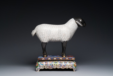 Een Chinees cloisonn&eacute; model van een schaap op rechthoekige basis met Arabische inscriptie, Qing