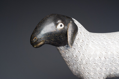 Een Chinees cloisonn&eacute; model van een schaap op rechthoekige basis met Arabische inscriptie, Qing