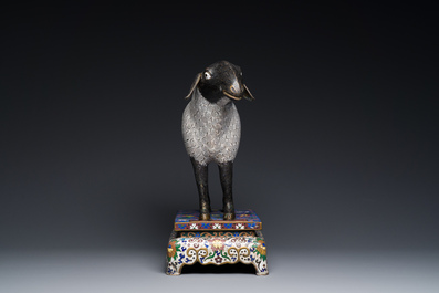 Een Chinees cloisonn&eacute; model van een schaap op rechthoekige basis met Arabische inscriptie, Qing