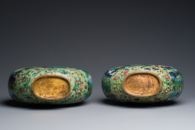 Paire de vases de type 'bianhu' en &eacute;maux cloisonn&eacute;s, Chine, Jiaqing