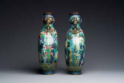 Een paar Chinese cloisonn&eacute; 'bianhu' vazen, Jiaqing