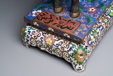 Een Chinees cloisonn&eacute; model van een schaap op rechthoekige basis met Arabische inscriptie, Qing