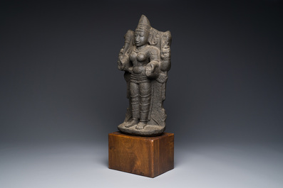 Figure de Lakshmi en pierre sculpt&eacute;e, Inde, 13/15&egrave;me