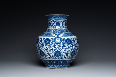 Vase de forme 'hu' en porcelaine de Chine en bleu et blanc &agrave; d&eacute;cor de rinceaux de lotus, marque de Qianlong, 19&egrave;me