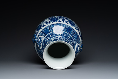 Een Chinese blauw-witte 'hu' vaas met lotusslingers, Qianlong merk, 19e eeuw