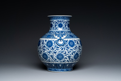 Vase de forme 'hu' en porcelaine de Chine en bleu et blanc &agrave; d&eacute;cor de rinceaux de lotus, marque de Qianlong, 19&egrave;me