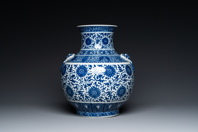 Een Chinese blauw-witte 'hu' vaas met lotusslingers, Qianlong merk, 19e eeuw