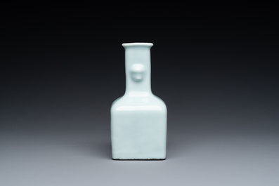 Petit vase de forme bouteille en porcelaine de Chine en bleu, blanc et rouge de cuivre &agrave; fond celadon, marque et &eacute;poque de Qianlong