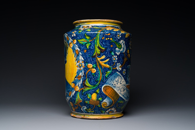 Een zeer grote en verfijnde Italiaanse majolica albarello met een soldaat in gevechtsuitrusting, atelier Maestro Domenico, Veneti&euml;, ca. 1540-1550