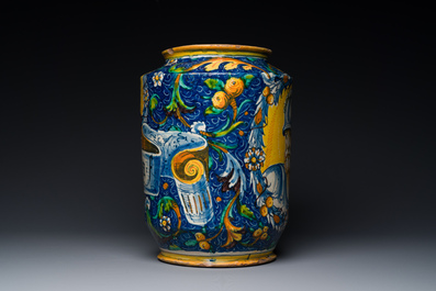 Een zeer grote en verfijnde Italiaanse majolica albarello met een soldaat in gevechtsuitrusting, atelier Maestro Domenico, Veneti&euml;, ca. 1540-1550