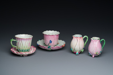 Deux verseuses et deux tasses et soucoupes en porcelaine de Chine famille rose &agrave; d&eacute;cor de lotus, Yongzheng