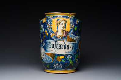 Een zeer grote en verfijnde Italiaanse majolica albarello met een soldaat in gevechtsuitrusting, atelier Maestro Domenico, Veneti&euml;, ca. 1540-1550