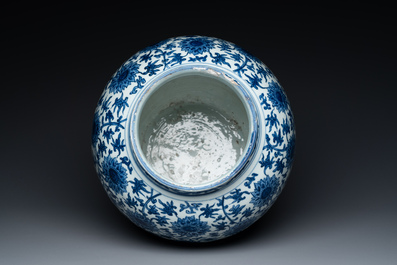 Een grote Chinese blauw-witte vaas met lotusslingers, Ming