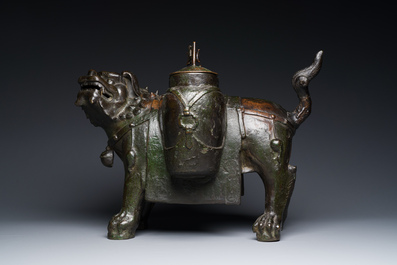 Grand vase 'touhu' en bronze en forme de lion, Chine, Ming