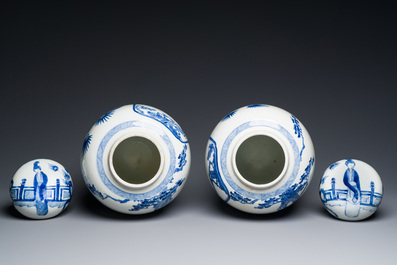 Paire de grands pots couverts en porcelaine de Chine en bleu et blanc &agrave; d&eacute;cor de femmes jouant un jeu de go, 19&egrave;me