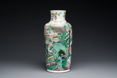 Vase de forme rouleau en porcelaine de Chine famille verte &agrave; d&eacute;cor de femmes autour d'une table de lettr&eacute;, Kangxi