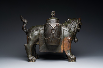 Grand vase 'touhu' en bronze en forme de lion, Chine, Ming