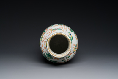 Vase de forme rouleau en porcelaine de Chine famille verte &agrave; d&eacute;cor de femmes autour d'une table de lettr&eacute;, Kangxi