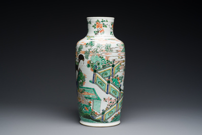 Vase de forme rouleau en porcelaine de Chine famille verte &agrave; d&eacute;cor de femmes autour d'une table de lettr&eacute;, Kangxi