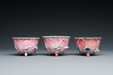Trois tasses et soucoupes en porcelaine de Chine famille rose en forme de lotus, Yongzheng