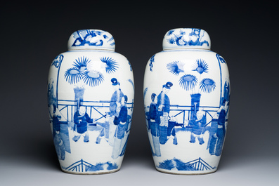 Paire de grands pots couverts en porcelaine de Chine en bleu et blanc &agrave; d&eacute;cor de femmes jouant un jeu de go, 19&egrave;me