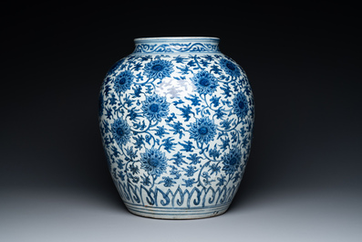 Een grote Chinese blauw-witte vaas met lotusslingers, Ming
