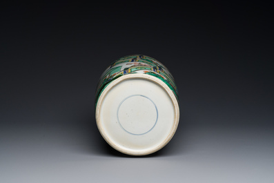 Vase de forme rouleau en porcelaine de Chine famille verte &agrave; d&eacute;cor de femmes autour d'une table de lettr&eacute;, Kangxi