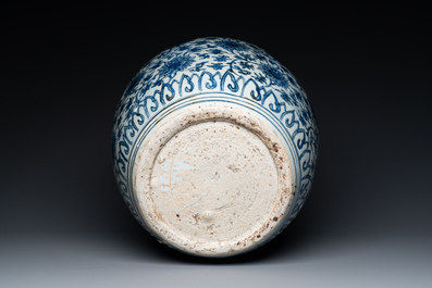 Een grote Chinese blauw-witte vaas met lotusslingers, Ming