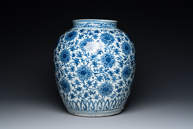 Een grote Chinese blauw-witte vaas met lotusslingers, Ming