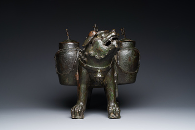 Grand vase 'touhu' en bronze en forme de lion, Chine, Ming