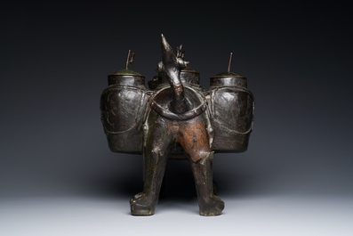 Grand vase 'touhu' en bronze en forme de lion, Chine, Ming