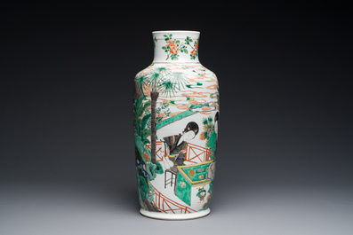 Vase de forme rouleau en porcelaine de Chine famille verte &agrave; d&eacute;cor de femmes autour d'une table de lettr&eacute;, Kangxi