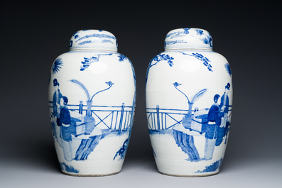 Paire de grands pots couverts en porcelaine de Chine en bleu et blanc &agrave; d&eacute;cor de femmes jouant un jeu de go, 19&egrave;me