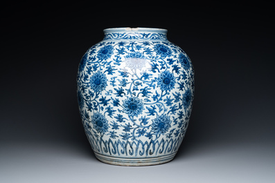 Een grote Chinese blauw-witte vaas met lotusslingers, Ming