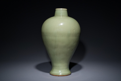 Een Chinese Longquan celadon 'meiping' vaas, Ming