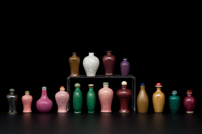 Seize tabati&egrave;res et vases miniatures en porcelaine de Chine monochrome, 18/20&egrave;me