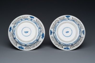 Een paar Chinese blauw-witte opengewerkte dubbelwandige koppen en schotels, Kangxi