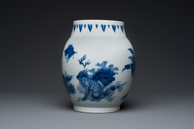Vase en porcelaine de Chine en bleu et blanc &agrave; d&eacute;cor de qilins, &eacute;poque Transition
