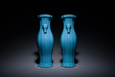 Paire de vases en porcelaine de Chine &agrave; &eacute;mail &oelig;uf de rouge-gorge, 18/19&egrave;me