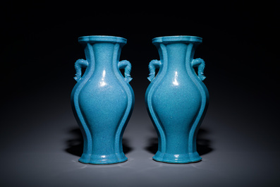 Paire de vases en porcelaine de Chine &agrave; &eacute;mail &oelig;uf de rouge-gorge, 18/19&egrave;me