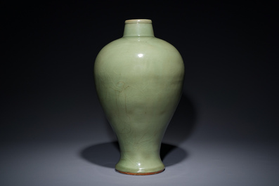 Een Chinese Longquan celadon 'meiping' vaas, Ming